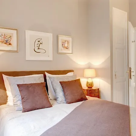 Halle Des Blanc Manteaux - 104011 Apartment *
